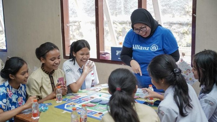 Potret Upaya Meningkatkan Literasi Keuangan Berkelanjutan Allianz Indonesia kembali membuktikan wujud komitmennya dalam upaya akselerasi peningkatan indeks literasi dan inklusi keuangan masyarakat Indonesia secara berkelanjutan.