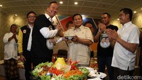 Kedatangan Prabowo telah ditunggu-tunggu para relawan yang telah hadir lebih dulu. Setibanya di lokasi, Menteri Pertahanan itu langsung disambut meriah para relawan dengan yel-yel. Prabowo juga ikut menyaksikan prosesi pemotongan nasi tumpeng sebagai lambang peresmian posko itu. Ketua Dewan Pembina Kopi Pagi Agus Gumiwang memberikan potongan pertama tumpeng itu langsung ke Prabowo.