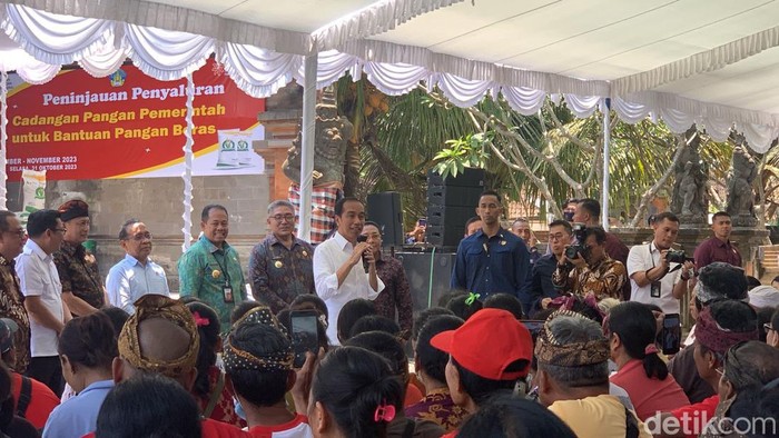 Presiden Jokowi saat berbincang dengan warga Batu Bulan di Gianyar, Bali.