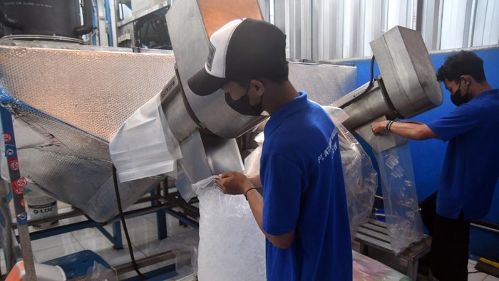 Produksi es batu kristal di Kota Bogor Pekerja mengemas es batu kristal di Inti Ice, Cikaret, Kota Bogor, Jawa Barat, Selasa (31/10/2023). Produksi es batu kristal mengalami peningkatan di musim kemarau dari biasanya sebanyak 700 hingga 800 bal per hari menjadi 1000 hingga 1200 bal per hari untuk memenuhi tingginya pesanan ke sejumlah cafe, restoran dan hotel di wilayah Kota dan Kabupaten Bogor. ANTARA FOTO/Arif Firmansyah/rwa.