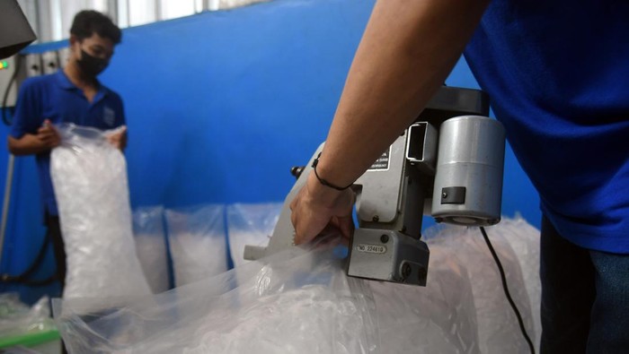 Produksi es batu kristal di Kota Bogor Pekerja mengemas es batu kristal di Inti Ice, Cikaret, Kota Bogor, Jawa Barat, Selasa (31/10/2023). Produksi es batu kristal mengalami peningkatan di musim kemarau dari biasanya sebanyak 700 hingga 800 bal per hari menjadi 1000 hingga 1200 bal per hari untuk memenuhi tingginya pesanan ke sejumlah cafe, restoran dan hotel di wilayah Kota dan Kabupaten Bogor. ANTARA FOTO/Arif Firmansyah/rwa.