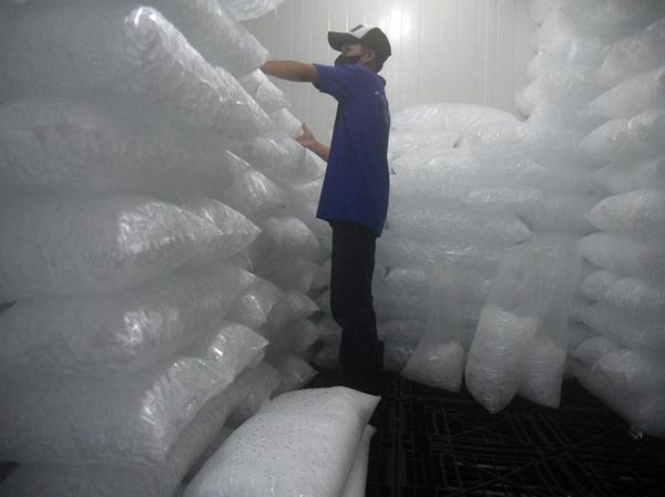 Produksi Es Batu Kristal Meningkat saat Kemarau