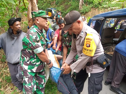 Proses evakuasi jenazah Komang Suarsana yang ditemukan mengambang di Air Terjun Hot Spring Gitgit, Desa Gitgit, Kecamatan Sukasada, Buleleng, Bali, Selasa (31/10/2023). (Foto: Istimewa)