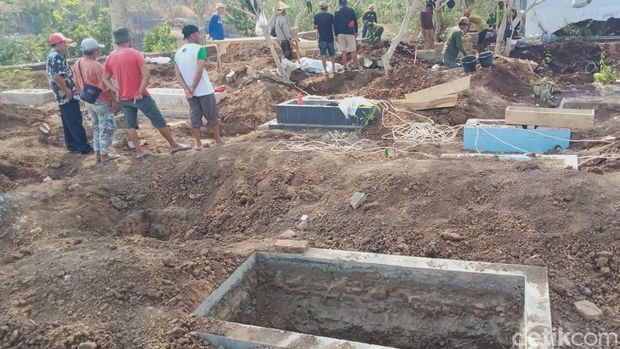 Proses pemindahan makam di Desa Brangkal, Kecamatan Karanganom, Klaten, Selasa (31/10/2023).
