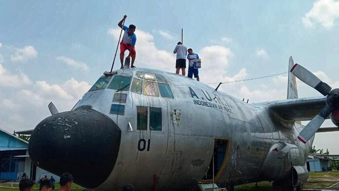Proses pencucian pesawat C-130 Hercules yang menjadi koleksi Museum Pusat TNI Angkatan Udara Dirgantara Mandala (Muspusdirla) Jogja.