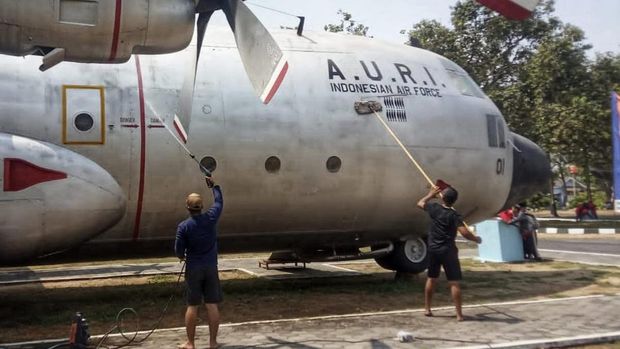 Proses pencucian pesawat C-130 Hercules yang menjadi koleksi Museum Pusat TNI Angkatan Udara Dirgantara Mandala (Muspusdirla) Jogja.