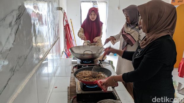 Proses produksi olahan ikan oleh kelompok UMKM Bale Mpaq di Kelurahan Bintaro, Kecamatan Ampenan, Kota Mataram, Nusa Tenggara Barat (NTB).