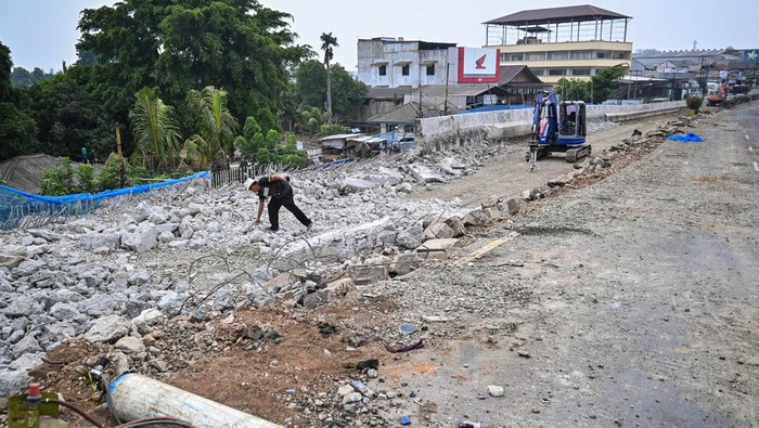 Proyek rehabilitasi jalan layang Cibodas Pekerja memeriksa reruntuhan beton pada proyek rehabilitasi jalan layang Cibodas, di Jalan Gatot Subroto, Kota Tangerang, Banten, Selasa (31/10/2023). Kementerian PUPR merehabilitasi jalan layang Cibodas sepanjang 380 meter dan membangun jalan layang Balaraja Barat B dengan kontrak senilai Rp91 miliar yang ditargetkan rampung pada Juni 2024. ANTARA FOTO/Sulthony Hasanuddin/tom.