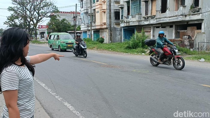 Putri Tambunan saat menunjukkan lokasi seorang wanita tewas ditabrak truk di Jalan Kapten Sumarsono, Kecamatan Sunggal, Deli Serdang. (Goklas Wisely/detikSumut).
