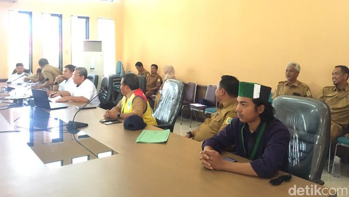 Rapat dengar pendapat di DPRD Sinjai soal proyek PLTM Sinjai yang mangrak.