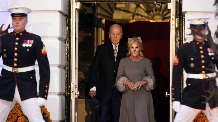 Rayakan Halloween, Joe Biden Bagi-bagi Permen di Gedung Putih President Joe Biden gives treats to trick-or-treaters on the South Lawn of the White House, on Halloween, Monday, Oct. 30, 2023. (AP Photo/Andrew Harnik)