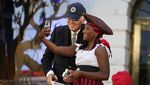 Rayakan Halloween, Joe Biden Bagi-bagi Permen di Gedung Putih