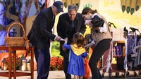 Presiden dan Ibu Negara menjamu anak-anak petugas pemadam kebakaran, perawat, polisi, dan anggota Garda Nasional di Gedung Putih untuk melakukan trik-or-treat.    