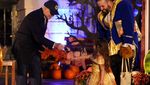 Rayakan Halloween, Joe Biden Bagi-bagi Permen di Gedung Putih