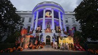 Halloween bertema Trick-or-Treating in the President and First Ladys Neighborhood itu tampak meriah dengan dekorasi rumah hantu di Gedung Putih.    