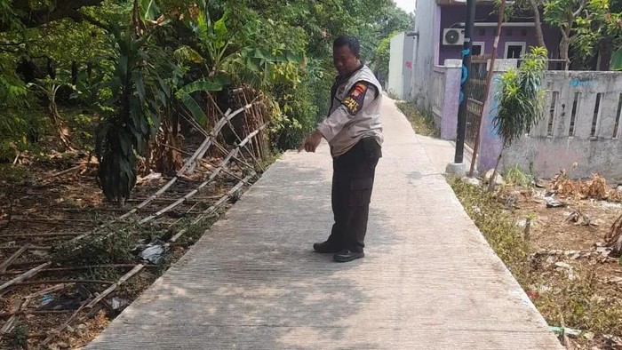 Rekaman video yang memperlihatkan seorang siswi sedang melakukan aksi perundungan (bullying) hingga memukul ke siswa lain viral di media sosial (medsos). Polisi selidiki peristiwa tersebut. (dok Polsek Bojongsari)