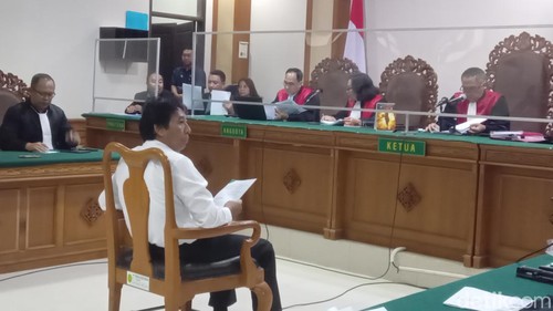 Rektor Unud nonaktif I Nyoman Gede Antara menjalani sidang eksepsi di PN Tipikor Denpasar, Selasa (31/10/2023).