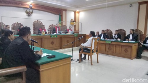 Rektor Unud nonaktif I Nyoman Gede Antara menjalani sidang eksepsi di PN Tipikor Denpasar, Selasa (31/10/2023).