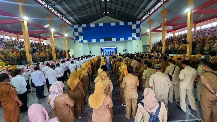 Ribuan Aparatur Sipil Negara (ASN) dari unsur guru dan tenaga kependidikan mengikrarkan netralitas