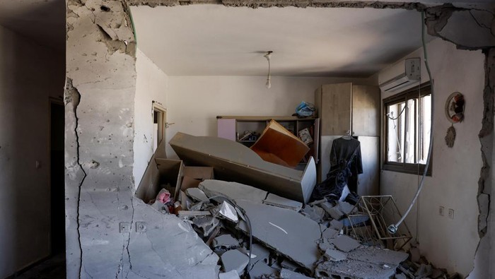 Roket Hamas Hancurkan Gedung di Netivot Israel A view inside a building damaged by a rocket that was launched from the Gaza Strip and landed in Netivot, in southern Israel, October 30, 2023. REUTERS/Amir Cohen