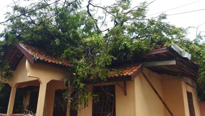 Rumah rusak akibat angin kencang di Pandeglang, Banten.
