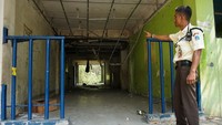 Seorang petugas mengamati kondisi bangunan yang mengalami kerusakan di Rusun Marunda blok C, Cilincing, Jakarta, Senin (30/10/2023).  