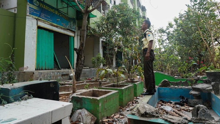 Rusun Marunda blok C kosong ditinggal warga Seorang petugas mengamati kondisi bangunan yang mengalami kerusakan di Rusun Marunda blok C, Cilincing, Jakarta, Senin (30/10/2023). Sebanyak 451 Kepala Keluarga (KK) yang tinggal di Rusun Marunda blok C1 - C5 telah dipindahkan karena kondisi bangunan sudah tidak layak huni. ANTARA FOTO/Rifqi Raihan Firdaus/wpa/aww.