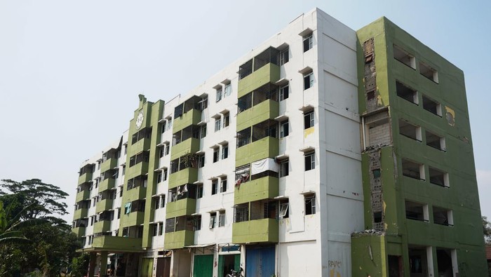 Rusun Marunda blok C kosong ditinggal warga Seorang petugas mengamati kondisi bangunan yang mengalami kerusakan di Rusun Marunda blok C, Cilincing, Jakarta, Senin (30/10/2023). Sebanyak 451 Kepala Keluarga (KK) yang tinggal di Rusun Marunda blok C1 - C5 telah dipindahkan karena kondisi bangunan sudah tidak layak huni. ANTARA FOTO/Rifqi Raihan Firdaus/wpa/aww.