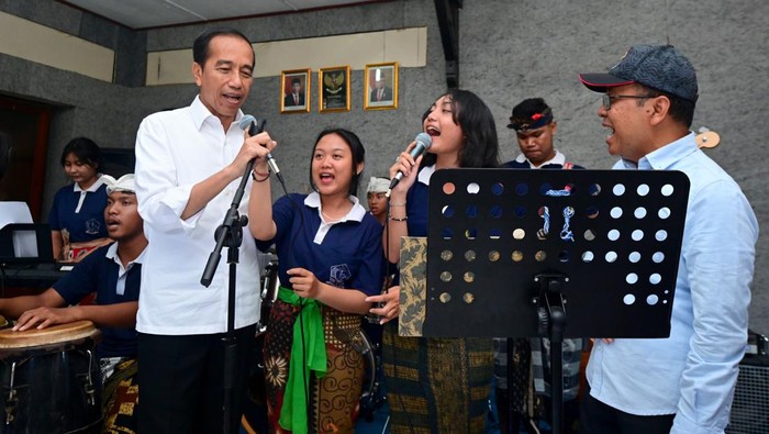 Saat Jokowi Nyanyi Lagu SLANK Ku Tak Bisa di SMKN 3 Gianyar (Muchlis Jr/Biro Pers Sekretariat Presiden)