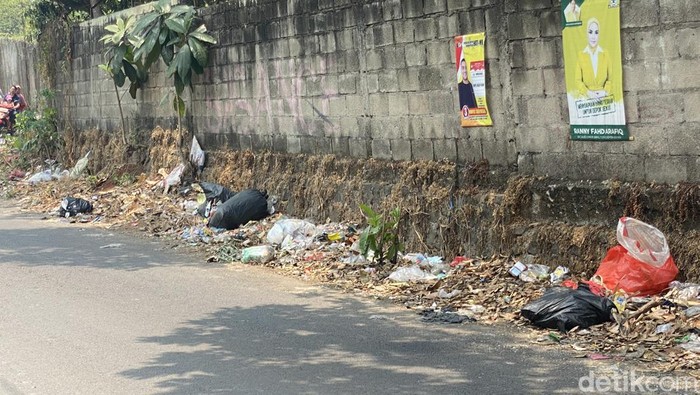 Sampah di tepi Jalan Leuwinanggung, Tapos, Depok. (Devi/detikcom)