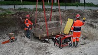 Sarkofagus tersebut tertutup rapat dengan delapan penjepit besi berukuran tinggi 1 m, panjang 1,5 m, dan lebar 0,80 m. Digunakan mesin pengangkat untuk memisahkan kedua bagian sarkofagus. (Foto: National Institute of Preventive Archaeological Research/INRAP Prancis)