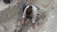 Dan ketika sarkofagus tersebut akhirnya dibuka, para arkeolog menemukan kerangka manusia yang dikelilingi oleh aksesoris kecantikan. (Foto: National Institute of Preventive Archaeological Research/INRAP Prancis)