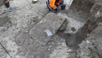Para arkeolog melakukan penemuan sarkofagus tersebut saat mereka sedang melakukan penggalian di sebuah pekuburan kuno yang luasnya lebih dari 1.200 meter persegi di Kota Reims, Prancis timur laut. (Foto: National Institute of Preventive Archaeological Research/INRAP Prancis)