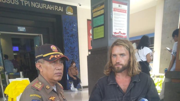 Satpol PP Kabupaten Badung menciduk seorang bule Rusia bernama Arterm Setkin lantaran mengutil makanan dan minuman milik pengunjung restoran di Jalan Raya Uluwatu, Kuta Selatan, Badung, Bali, Selasa (31/10/2023). (Foto: Satpol PP Badung)