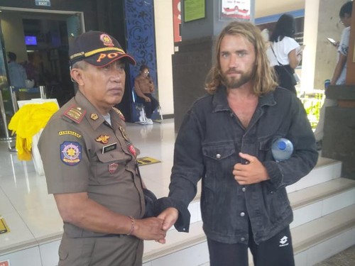 Satpol PP Kabupaten Badung menciduk seorang bule Rusia bernama Arterm Setkin lantaran mengutil makanan dan minuman milik pengunjung restoran di Jalan Raya Uluwatu, Kuta Selatan, Badung, Bali, Selasa (31/10/2023). (Foto: Satpol PP Badung)