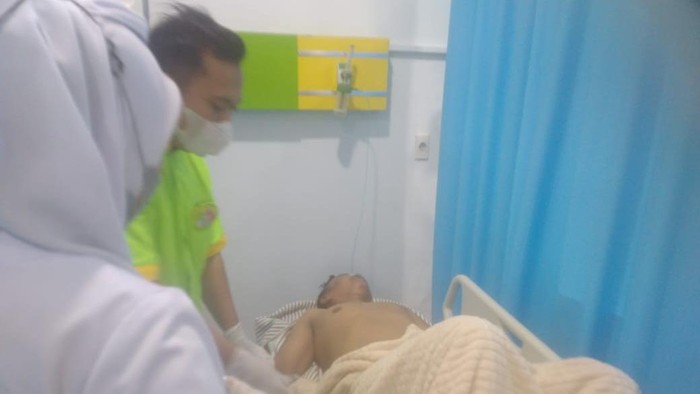 Seorang pria dihajar massa karena mencuri sepeda motor warga di Langkat. (Foto: dok Polres Langkat).