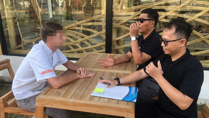 Seorang warga negara (WN) Belanda berinisial BCLW diamankan Timpora Imigrasi Kelas I TPI Mataram lantaran tepergok menjadi juru masak secara ilegal di Kuta Mandalika, Lombok Tengah. (Foto: Humas Imigrasi Mataram)