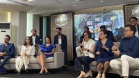 Produser Shanty Hamayn memberikan keterangan disaksikan (dari kanan depan) Sutradara Patrick Effendy, Senior Film Development Tina Arwin , Aktor Asri Welas, Cinta Laura Kiehl, Tora Sudiro, Komedian Mang Osa, Onadio Leonardo, aktor Muzakki Ramdhan, komedian Dustin Tiffani, Uus saat peluncuran film Comedy Island Indonesia di Jakarta. 