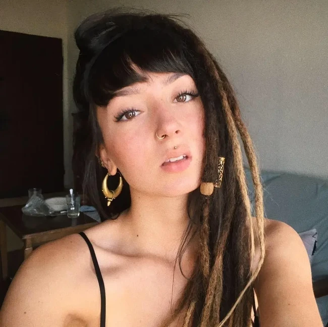 Ibu Shani mengenali bahwa yang ada di mobil tersebut adalah putrinya dari rambut gimbalnya. Dijelaskan bahwa di truk tersebut, Shani terlihat telungkup, namun dari postur tubuh dan rambut sudah bisa dikenali bahwa itu Shani Louk. Foto: dok. Instagram