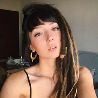 Ibu Shani mengenali bahwa yang ada di mobil tersebut adalah putrinya dari rambut gimbalnya. Dijelaskan bahwa di truk tersebut, Shani terlihat telungkup, namun dari postur tubuh dan rambut sudah bisa dikenali bahwa itu Shani Louk. Foto: dok. Instagram