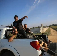 Tubuh tanpa busana Shani jadi viral setelah beredar video yang memperlihatkan tubuhnya berada belakang truk pick-up yang dikendarai pejuang Hamas. Foto: dok. Instagram