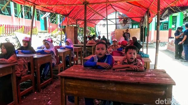 Siswa di Sukabumi terpaksa belajar di tenda akibat ruang kelasnya rusak.