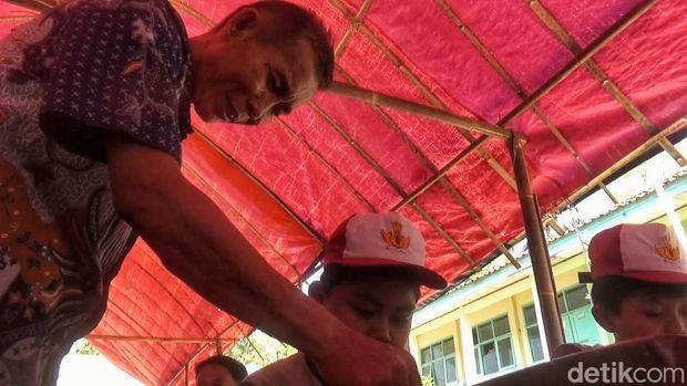 Siswa di Sukabumi terpaksa belajar di tenda akibat ruang kelasnya rusak.
