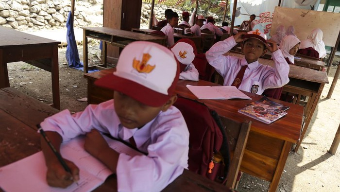 Siswa SD belajar di tenda darurat Siswa mengikuti kegiatan belajar di tenda darurat, di SD Negeri Bantargebang, Kabupaten Sukabumi, Jawa Barat, Selasa (31/10/2023). Menurut pihak sekolah, selama kurun waktu empat bulan terakhir para siswa terpaksa melakukan kegiatan belajar mengajar di bawah tenda darurat karena kondisi ruang kelas rusak dan tidak layak. ANTARA FOTO/Henry Purba/agr/tom.