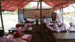Siswa SD di Bantargebang Belajar di Tenda Darurat