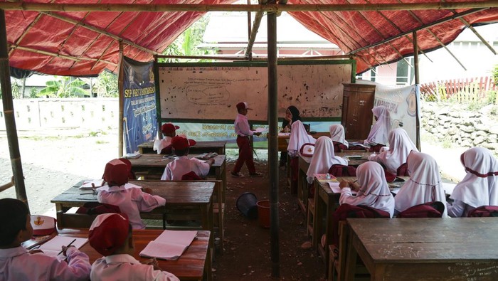 Siswa mengikuti kegiatan belajar di tenda darurat, di SD Negeri Bantargebang, Kabupaten Sukabumi, Jawa Barat, Selasa (31/10/2023). Menurut pihak sekolah, selama kurun waktu empat bulan terakhir para siswa terpaksa melakukan kegiatan belajar mengajar di bawah tenda darurat karena kondisi ruang kelas rusak dan tidak layak. ANTARA FOTO/Henry Purba/agr/tom.