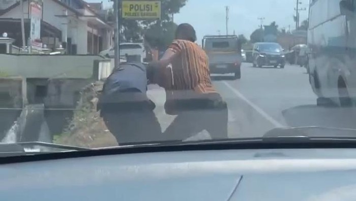Tangkapan layar video sopir bus saling adu jotos, lokasi sopir bus saling adu jotos di depan Polsek Bawang, Banjarnegara.