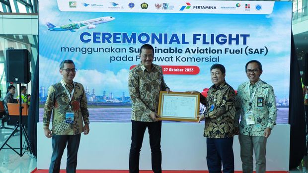 Pertamina dan Garuda Indonesia pada Jumat (27/10) melaksanakan penerbangan komersil perdana menggunakan bahan bakar ramah lingkungan, Pertamina Sustainable Aviation Fuel (SAF) atau Bioavtur.