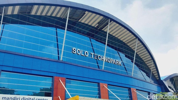 Tampak Depan Gedung Solo Technopark.