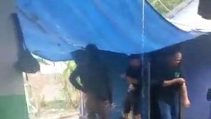 Tenda pengungsian bocor